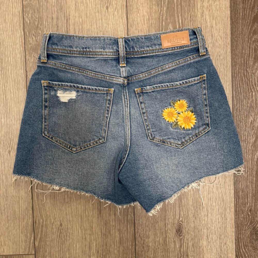 HOLLISTER HIGH RISE VINTAGE SHORTS 4” DISTRESSED CUTOFF BOHO FLOWER 3 W26